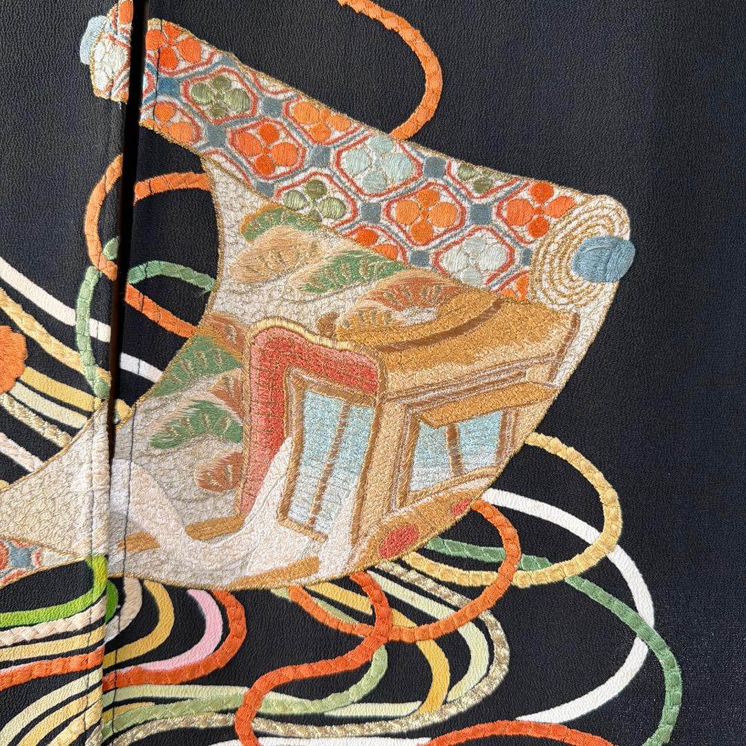 華やかな刺繍の黒いのれん、着物素材、ゴージャスな暖簾のれん！