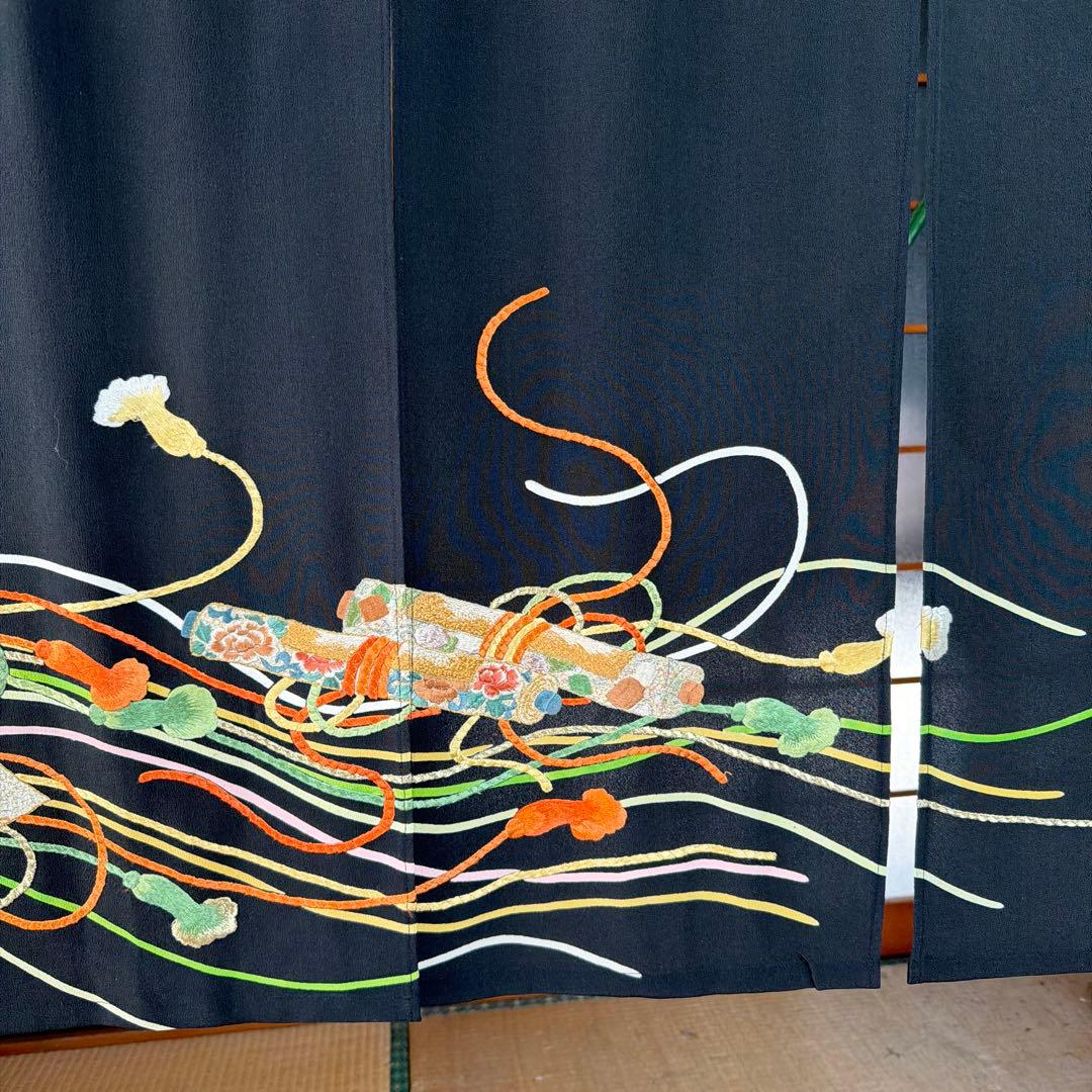 華やかな刺繍の黒いのれん、着物素材、ゴージャスな暖簾のれん！