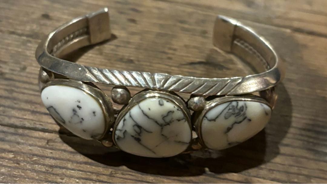 ナバホ族 ホワイトターコイズ ヴィンテージバングル
