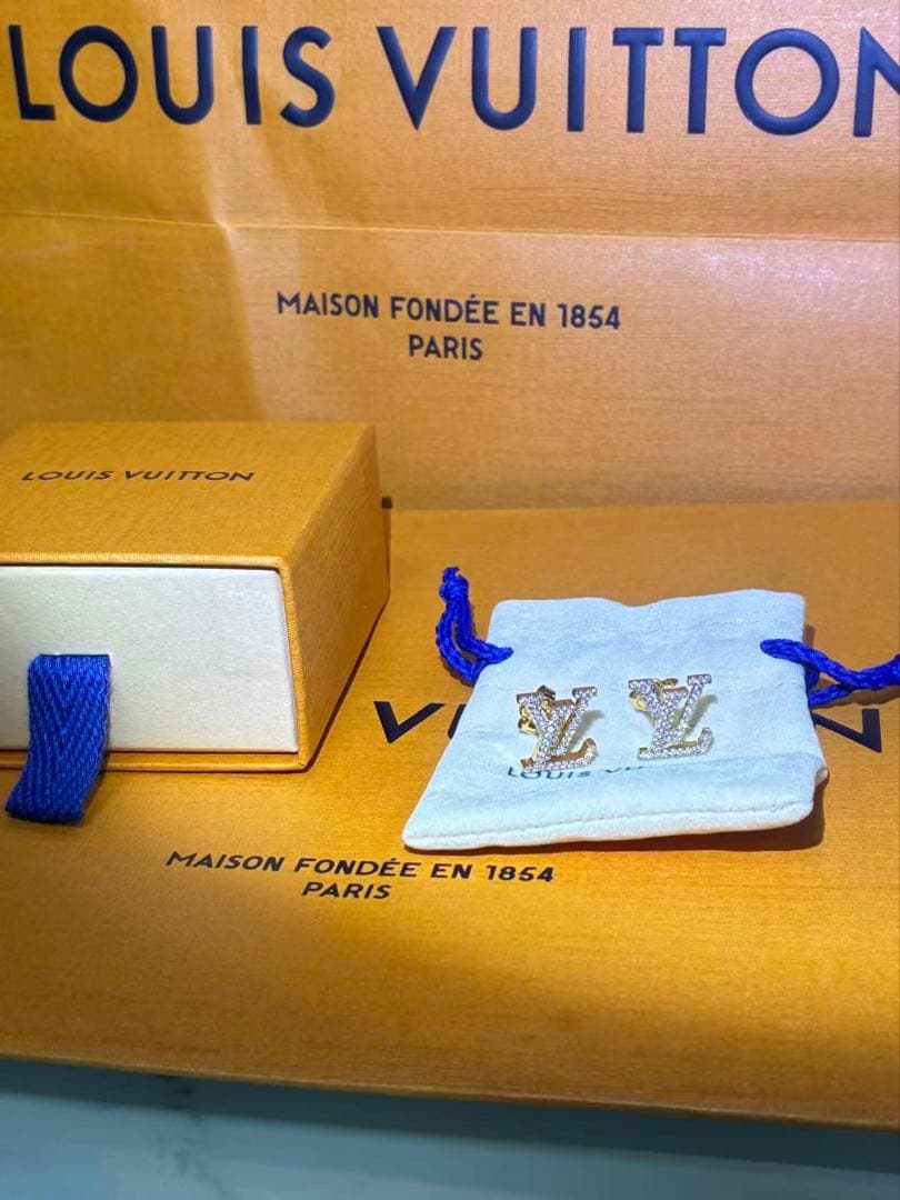 Louis Vuitton ゴールドロゴピアス