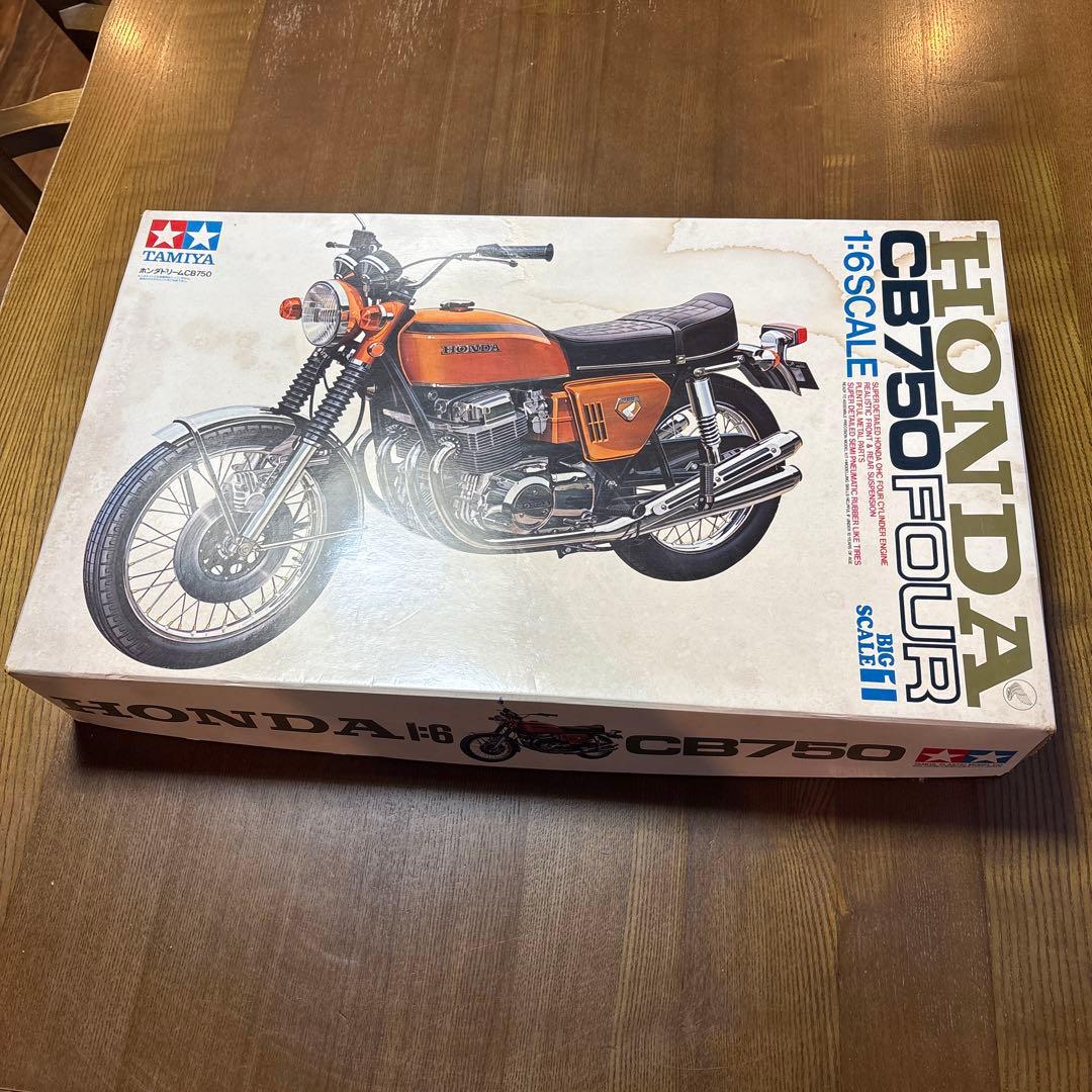 タミヤ　オートバイ　プラモデル　1/6スケール　ホンダ　CB750 FOUR