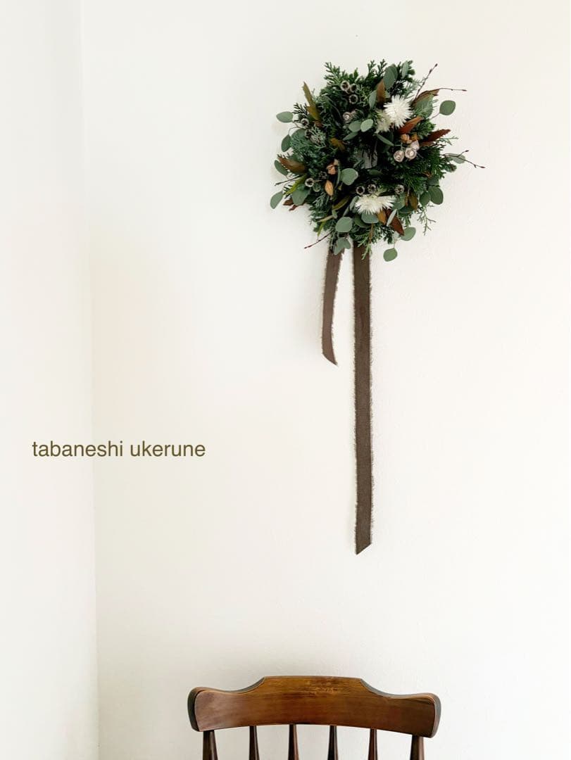 ポポラスと数種類の針葉樹をシックに紡いだ　落ち着いた雰囲気の　クリスマス　リース