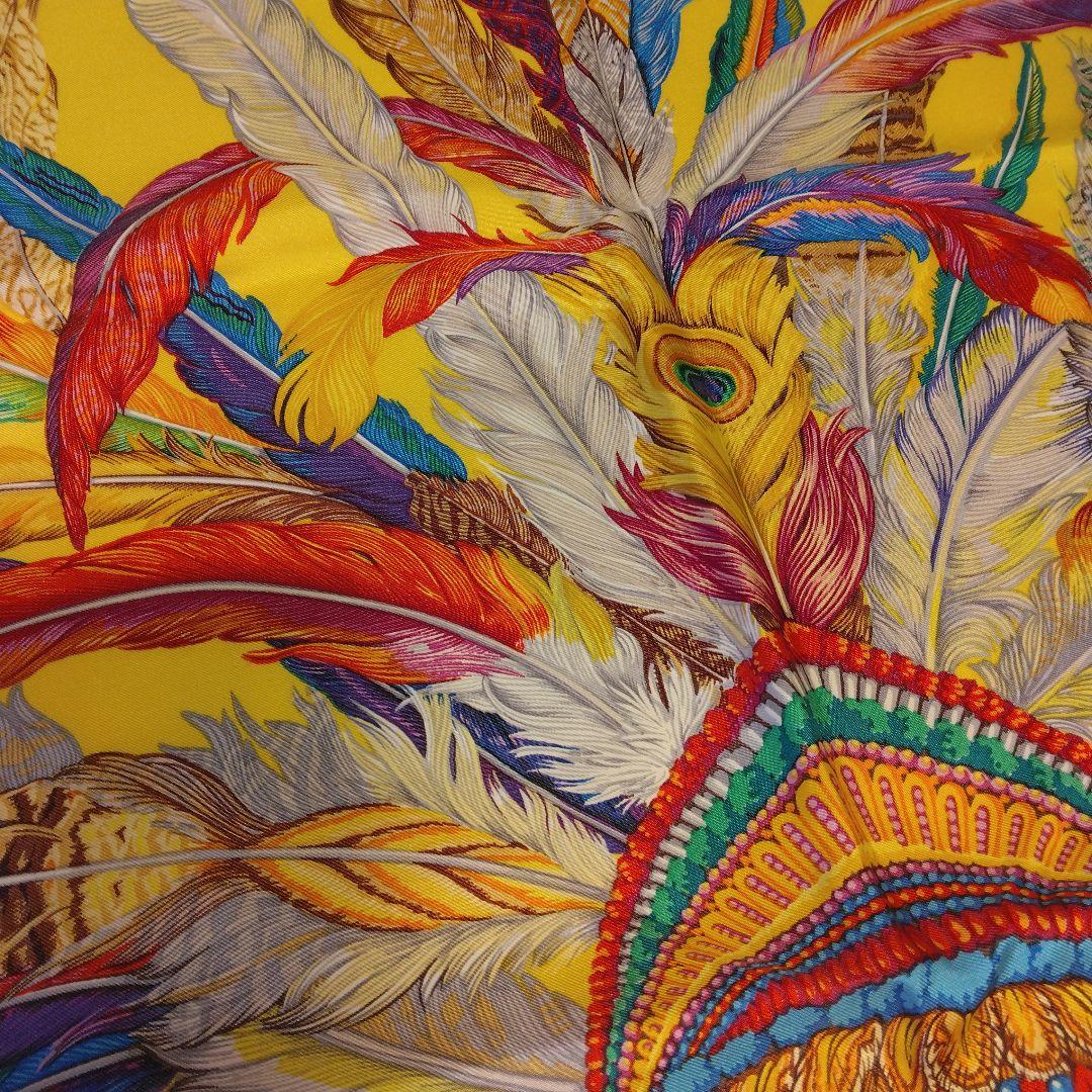 GUCCI グッチ　カラフル羽根のモチーフ　イタリア製 シルクスカーフ　黄色