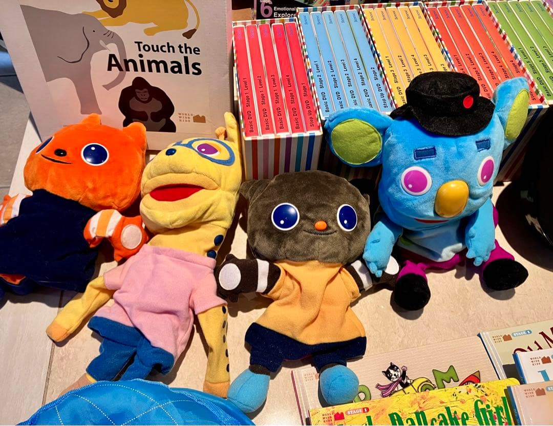 6割新品未開封ワールドワイドキッズDVD30点&CD24点&絵本26点