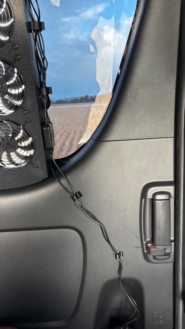 ハイエース 4型~ 換気扇 常設型 3連ファン ABS 『運転席側』防虫ネット付