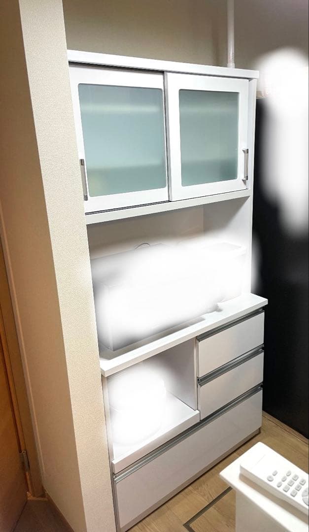 光沢キッチン収納 食器棚 新品から1年のみ賃貸で使用