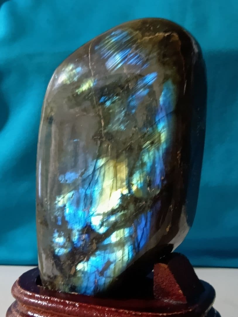 ラブラドライト　原石　台座付き