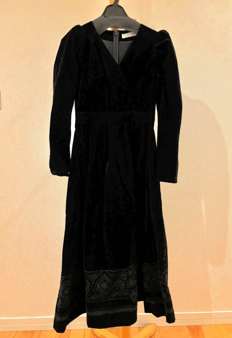 【Her lip to】Embroidered Velour MidiDress
