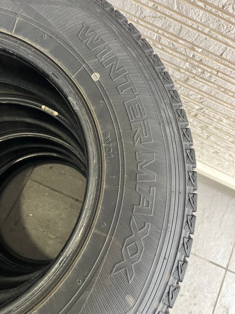 ⭐︎バリ溝‼︎⭐︎ダンロップ　SV01 195/80R15 冬タイヤ　2022年製