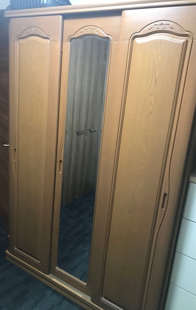 木製三面鏡付き衣装タンス 神戸市の（直接取引）場合は4500円