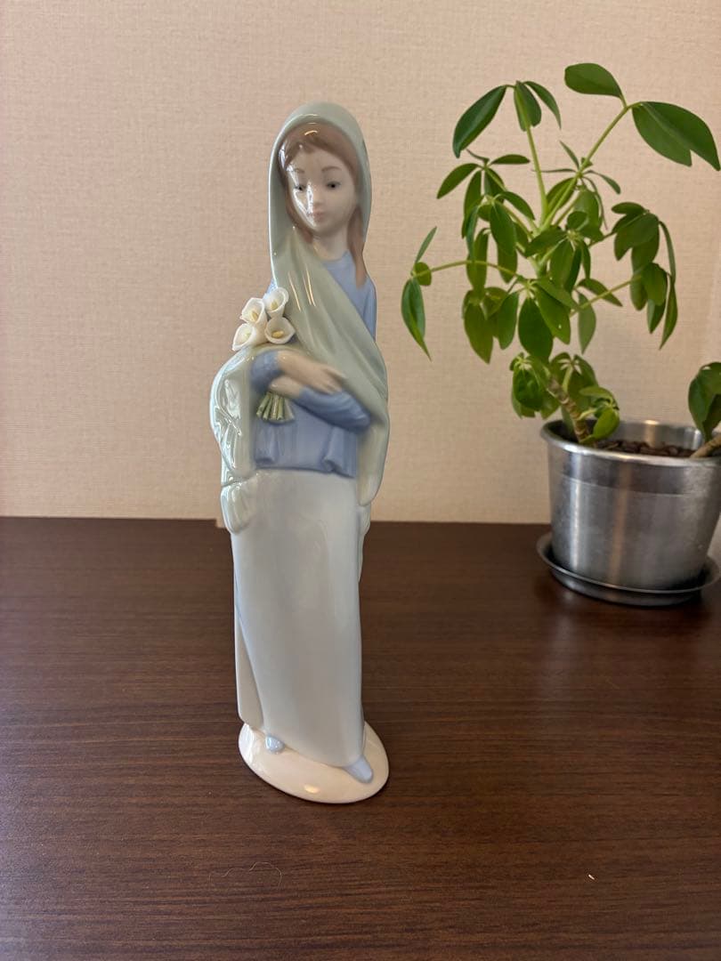 リヤドロ人形　百合を持つマリア像