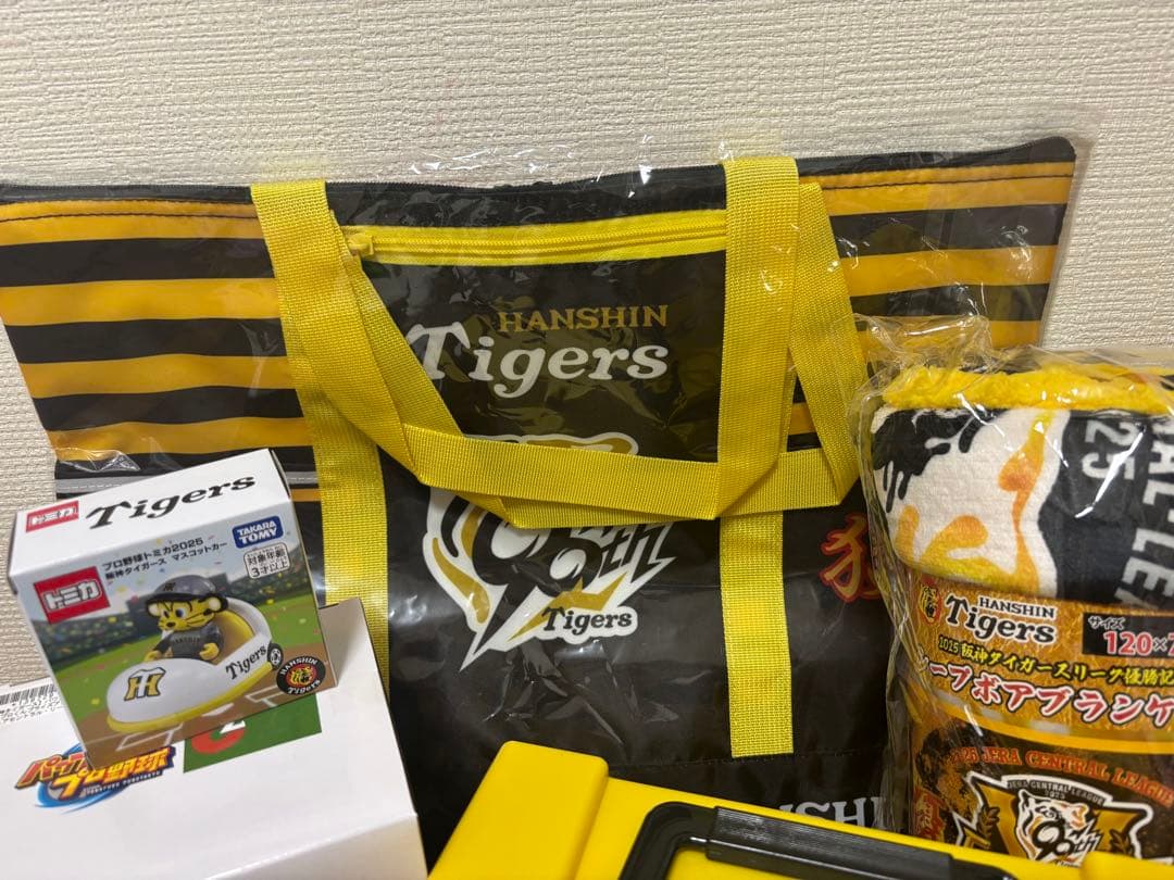 阪神タイガース フィギュア　トランク　ブランケット　トミカ　アミューズメント