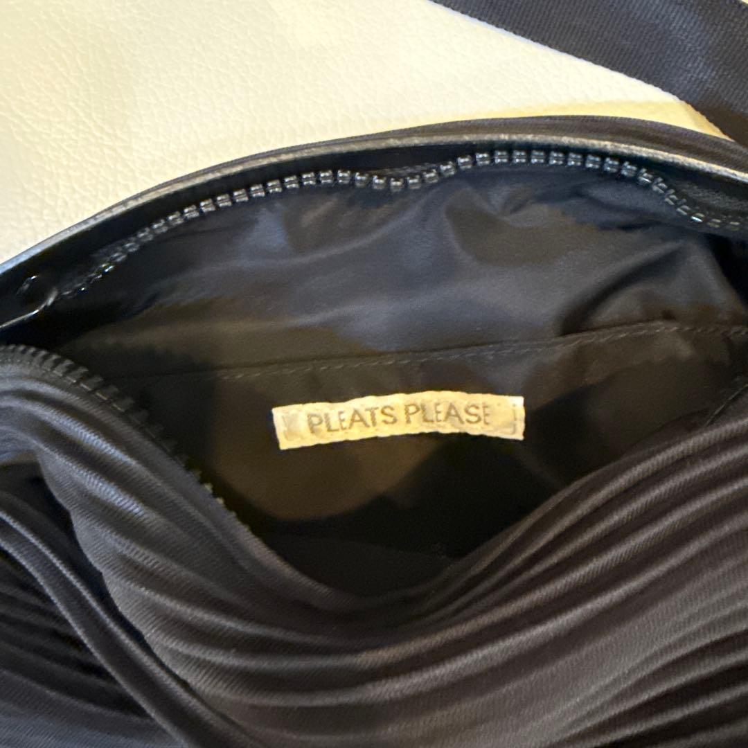 PLEATS PLEASE ブラック ボディバッグ