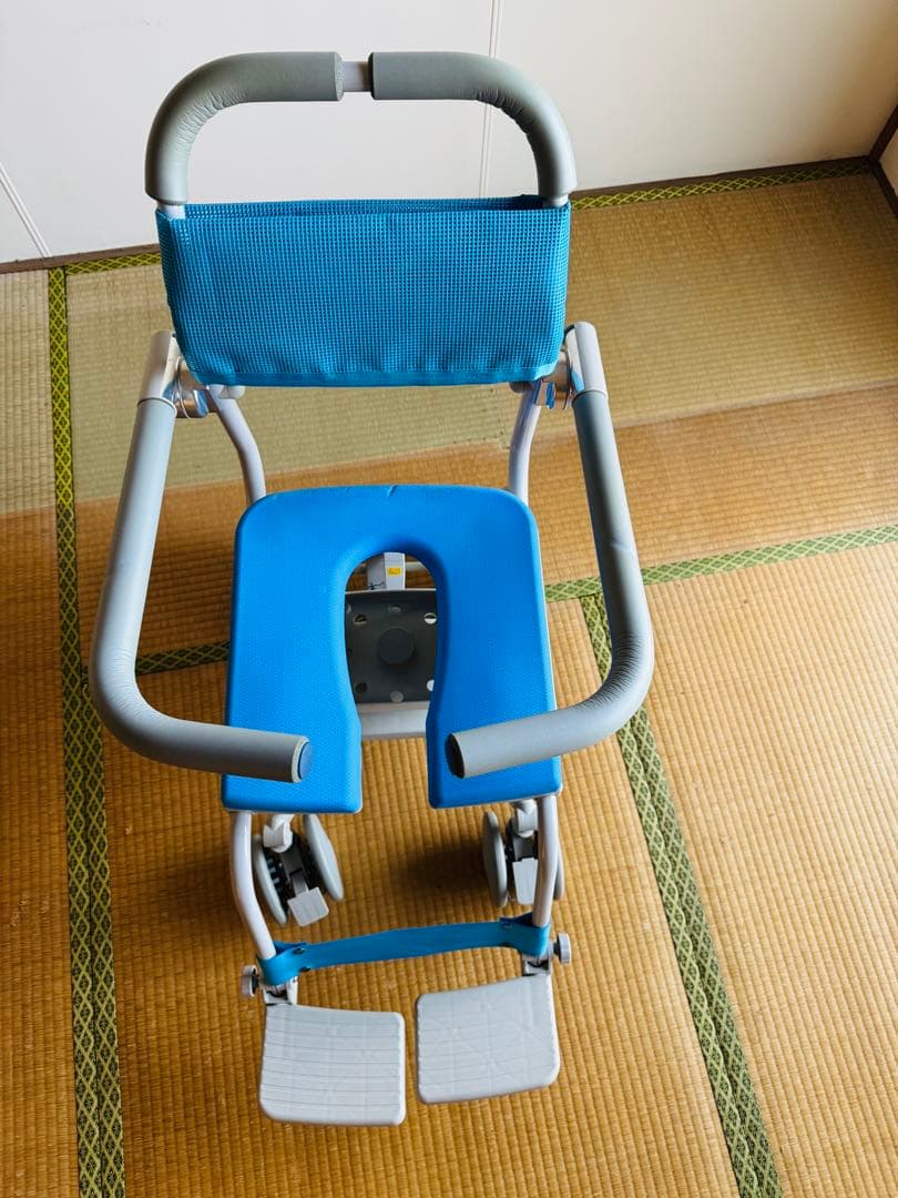 ウチエuchie 入浴用椅子 シャワーキャリー U型シート 介護用　コンパクト