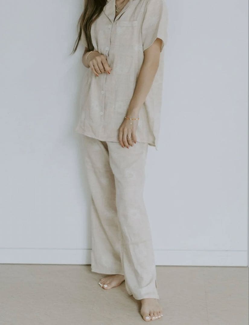 MALI RAJ ベージュ 太陽模様 パジャマセット