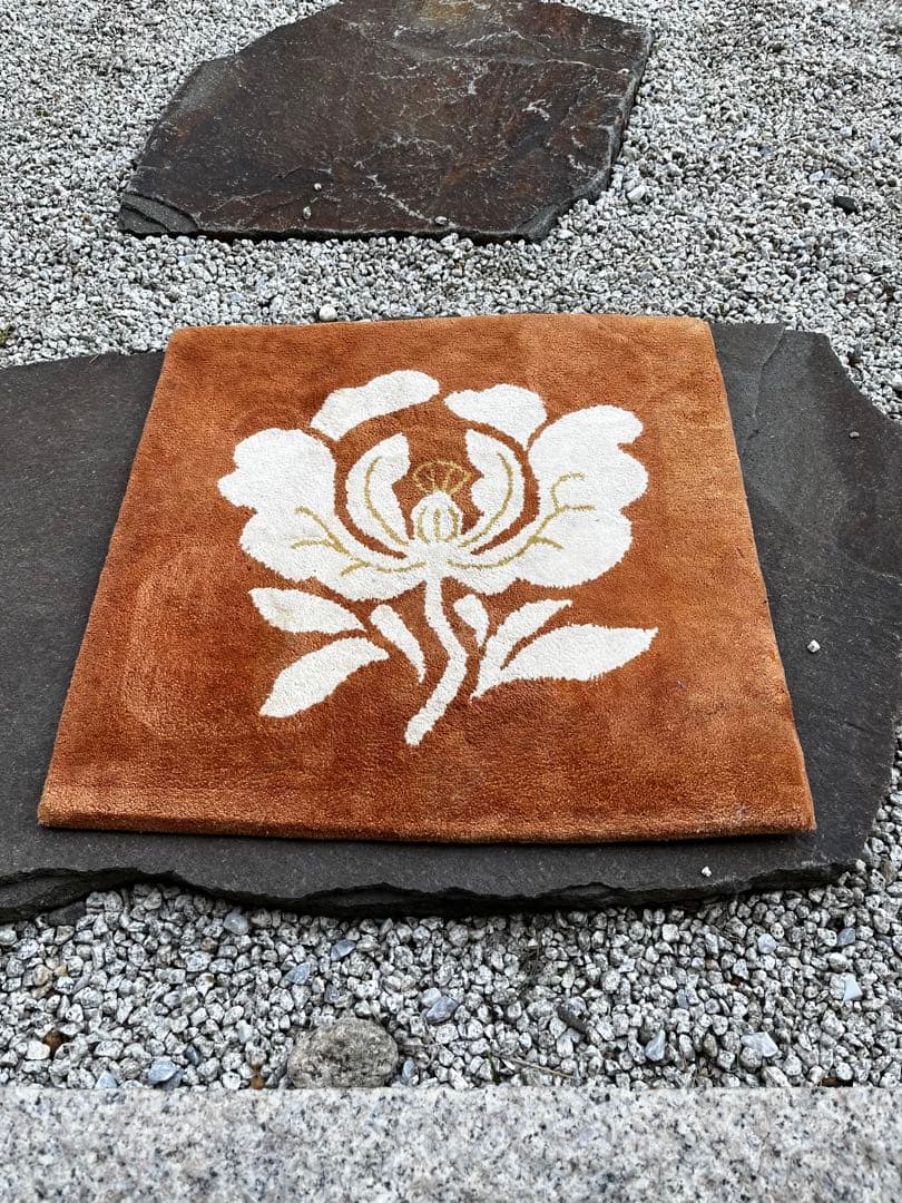 新鍋島緞通　吉島敷物　座布団　牡丹B-1 茜地　四角形　座布団 段通 ④