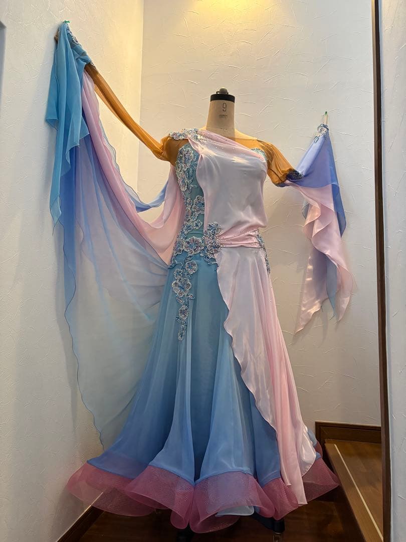 社交ダンス　Sapiel のブルーとピンクのグラデーションドレス