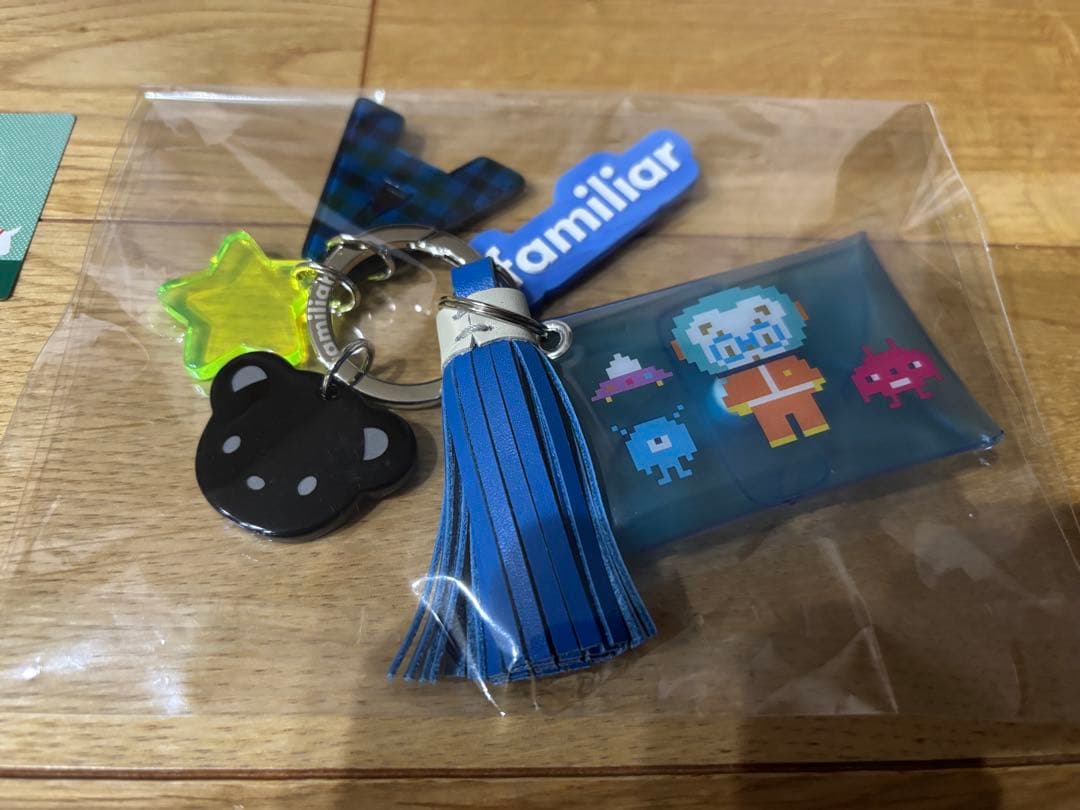 ファミリア　familiar カスタム　チャーム　新品同様　イニシャルＡ