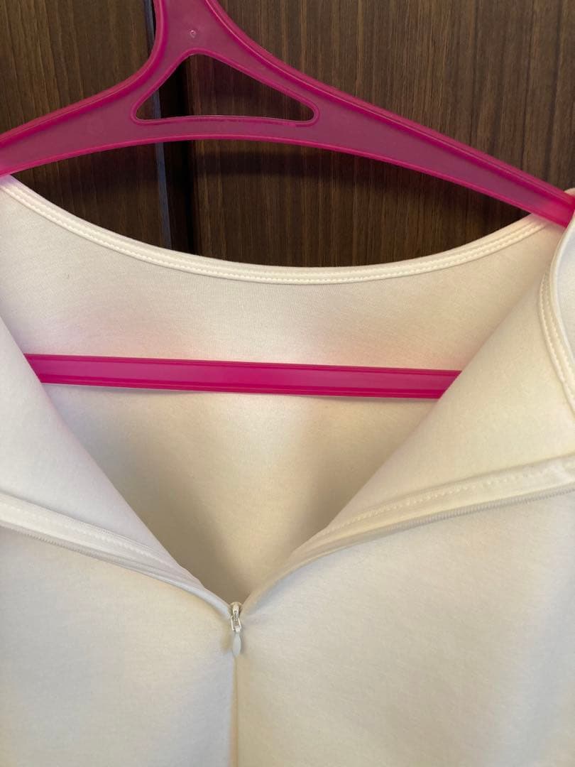 Litenスカルプチュアフォームプルオーバー、ホワイト2025AW商品です。