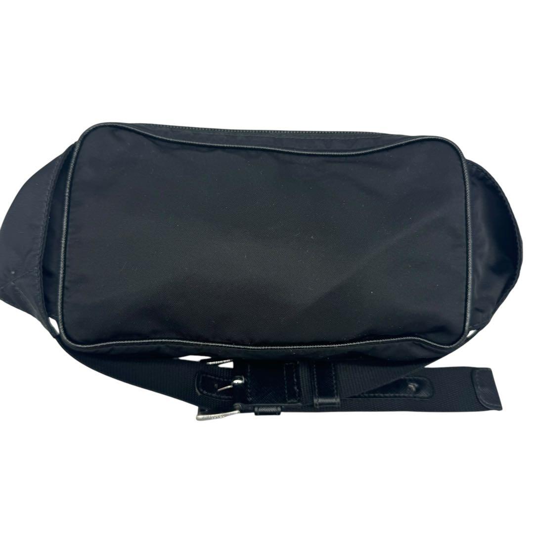 PRADA ボディバッグ 三角プレート ロゴ金具 キャンバス