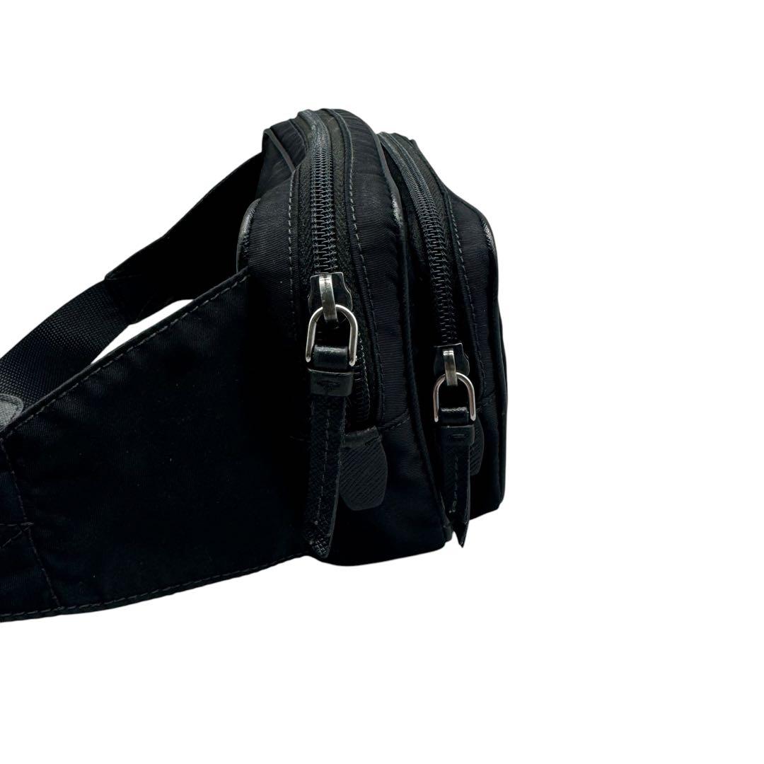 PRADA ボディバッグ 三角プレート ロゴ金具 キャンバス
