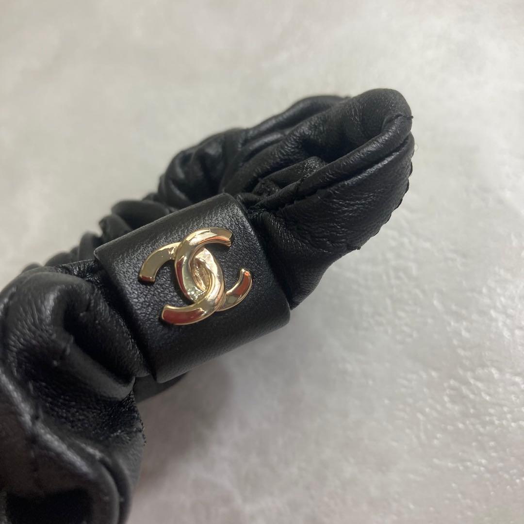 美品　CHANEL ブラックレザー ヘアゴム　シュシュ