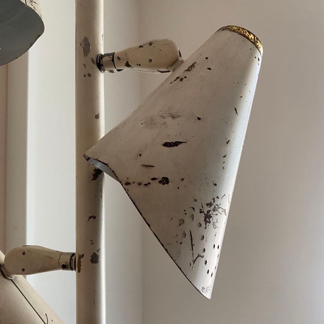 塗装の剥げた古い三連フロアスタンド アンティーク