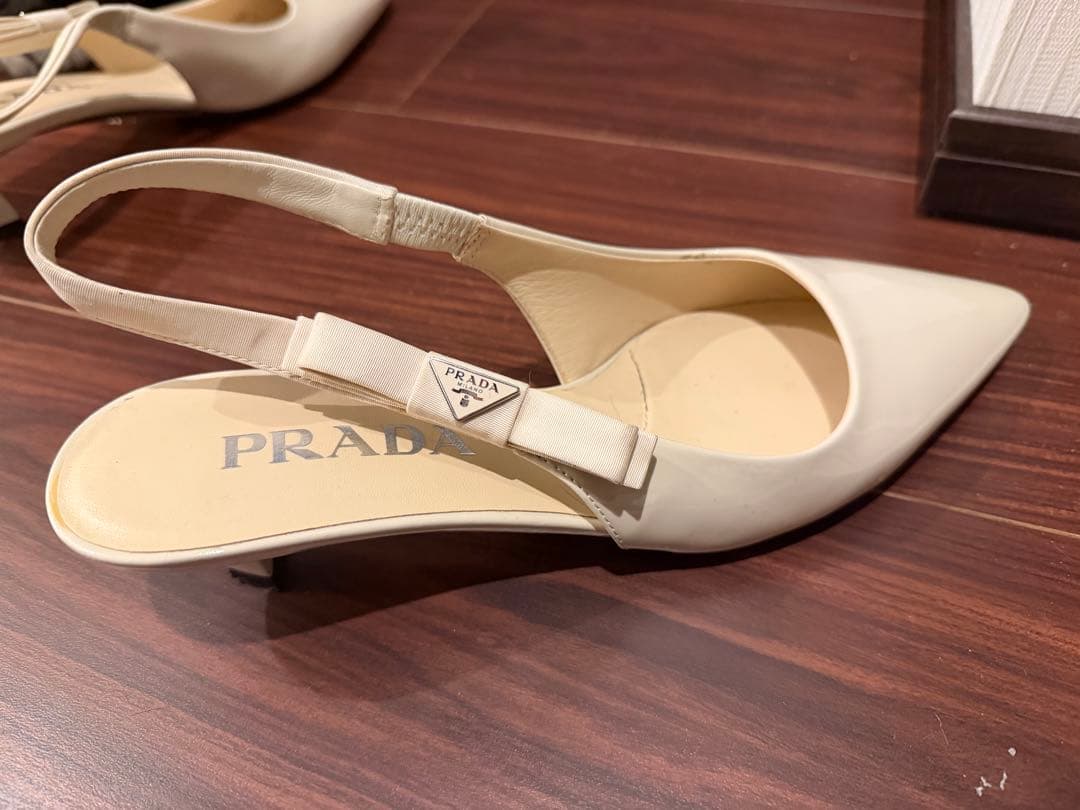 PRADA ベージュ ポインテッドトゥ ヒール 35.5