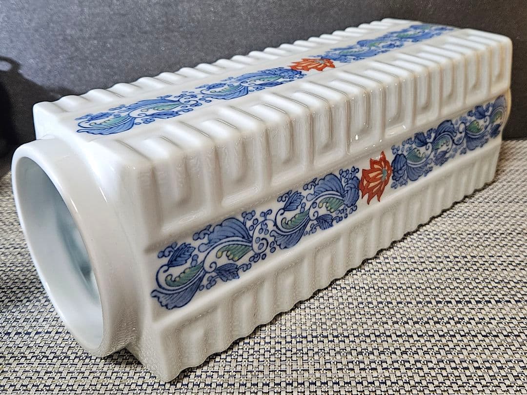 現代作家作品　鍋島系　染錦　陽刻　浮彫　花唐草文様　四方　花入れ　花瓶　オブジェ