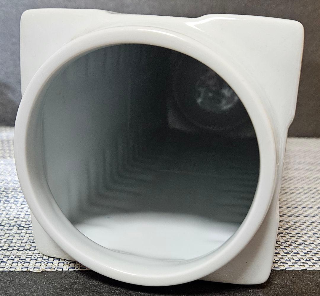 現代作家作品　鍋島系　染錦　陽刻　浮彫　花唐草文様　四方　花入れ　花瓶　オブジェ