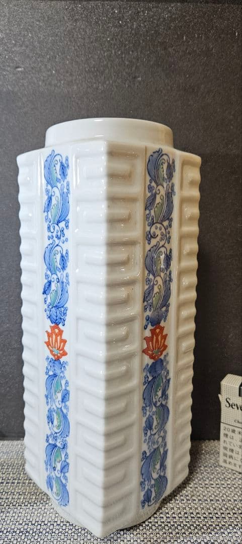 現代作家作品　鍋島系　染錦　陽刻　浮彫　花唐草文様　四方　花入れ　花瓶　オブジェ