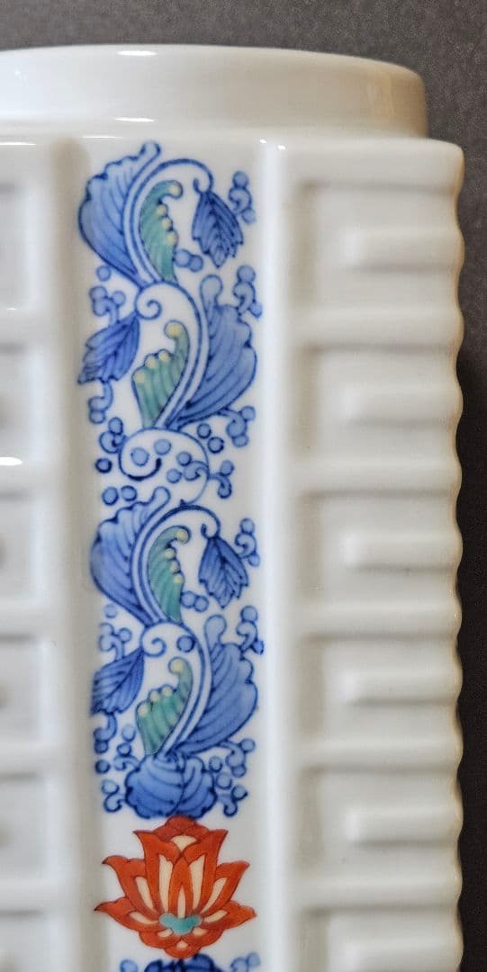 現代作家作品　鍋島系　染錦　陽刻　浮彫　花唐草文様　四方　花入れ　花瓶　オブジェ