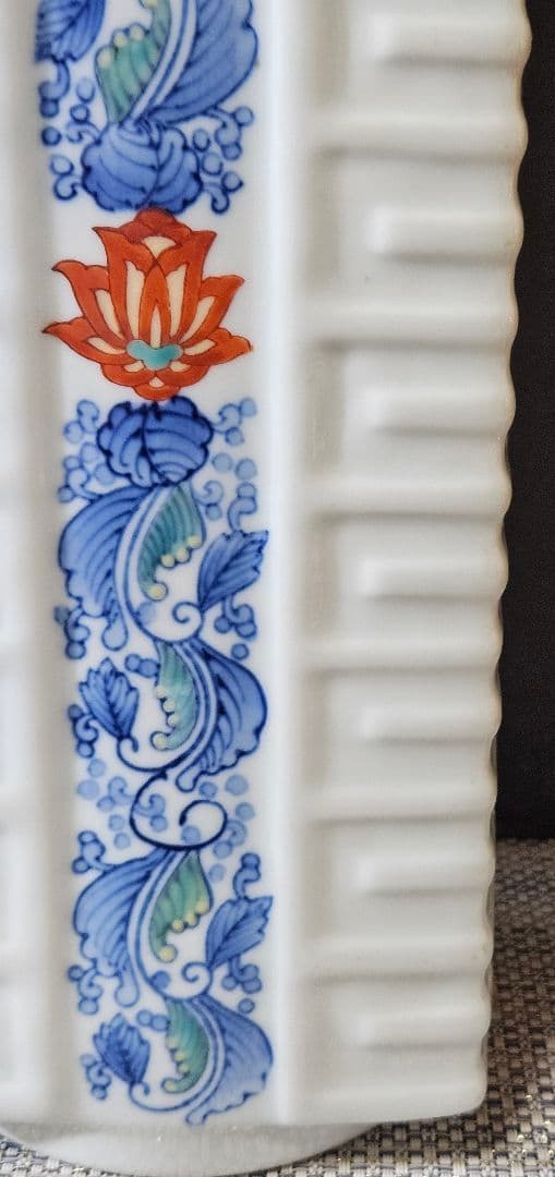 現代作家作品　鍋島系　染錦　陽刻　浮彫　花唐草文様　四方　花入れ　花瓶　オブジェ