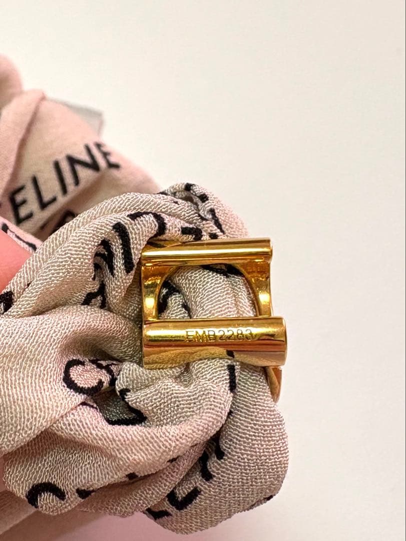 (即日発送)CELINE シルクシュシュ ベージュ ロゴ入り、箱はありません