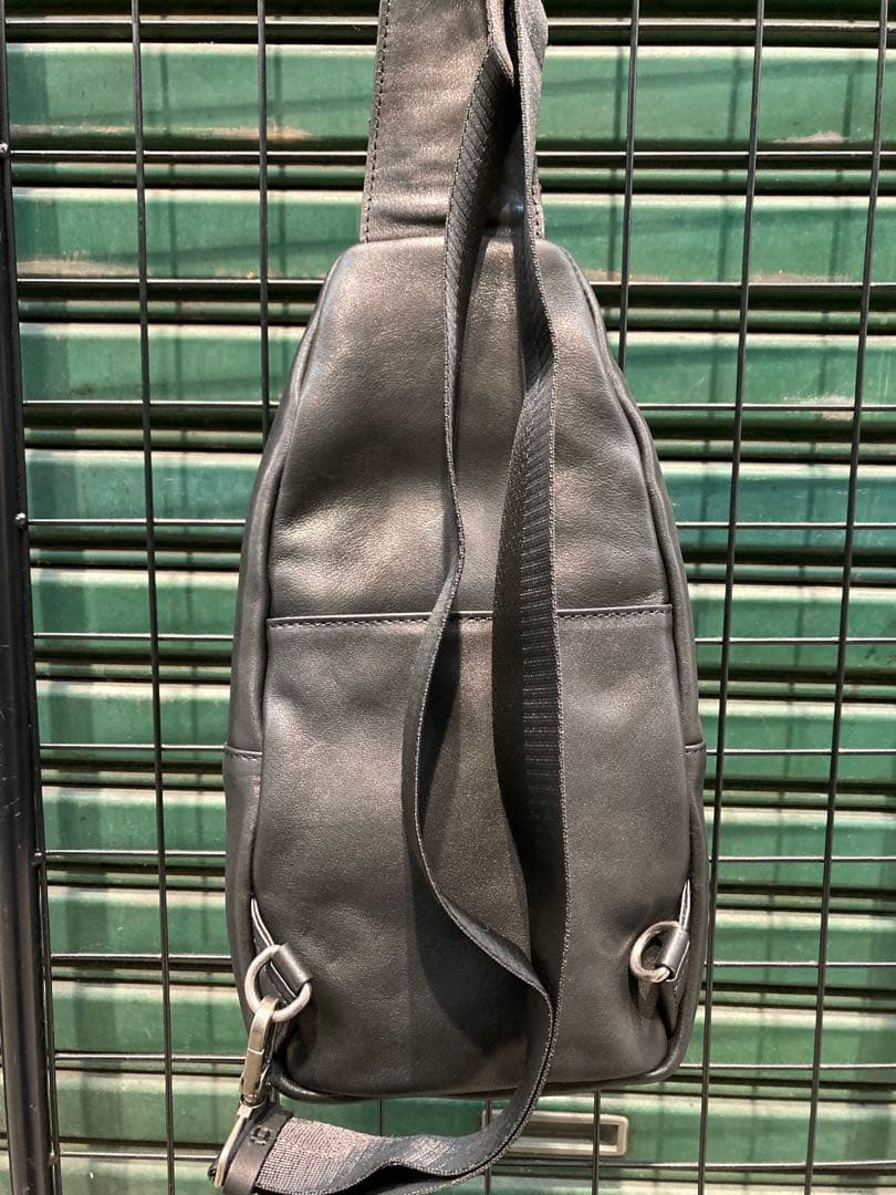 aroco『新品未使用』【本革】《牛革》［イタリアンレザー］ボディバッグ