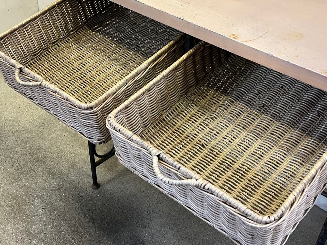 あ**様 古い鉄枠の机 ラタン引出し作業台 レトロテーブル
