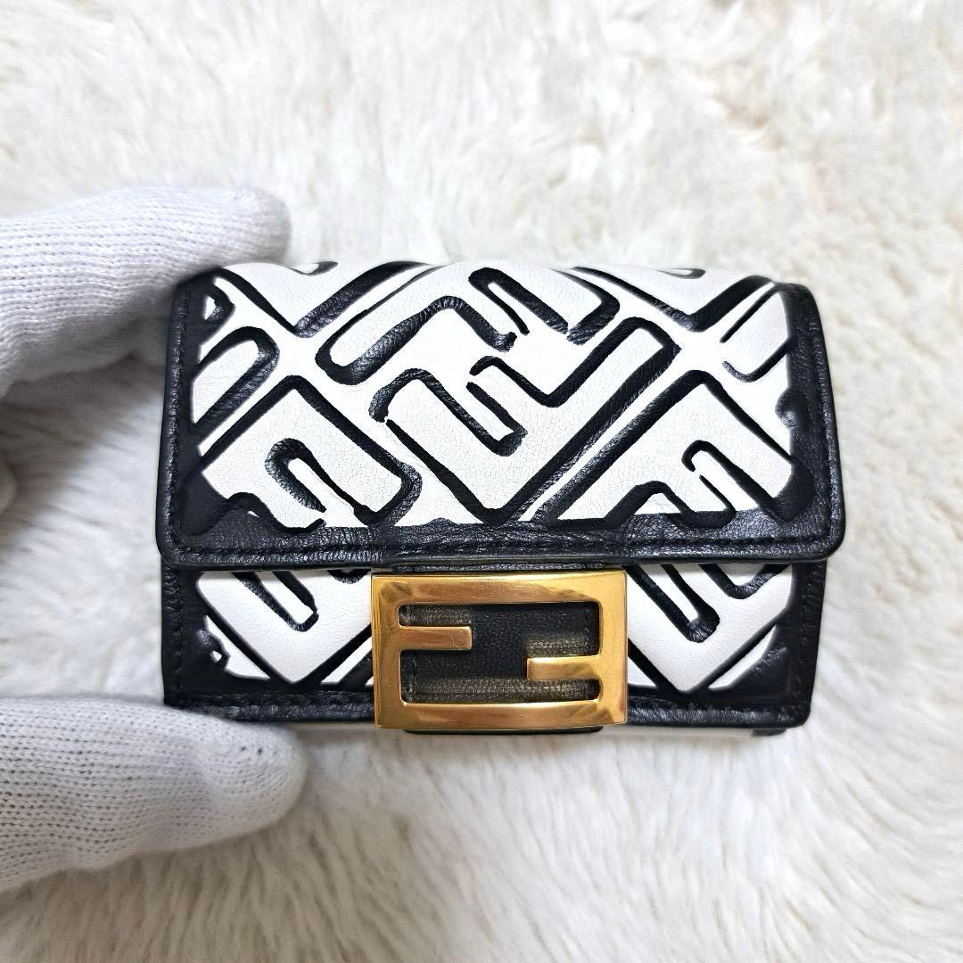 ✨極美品　希少カラー✨フェンディ　三つ折り　バゲット　エンボス　バイカラー