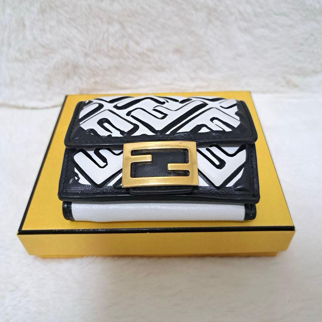 ✨極美品　希少カラー✨フェンディ　三つ折り　バゲット　エンボス　バイカラー