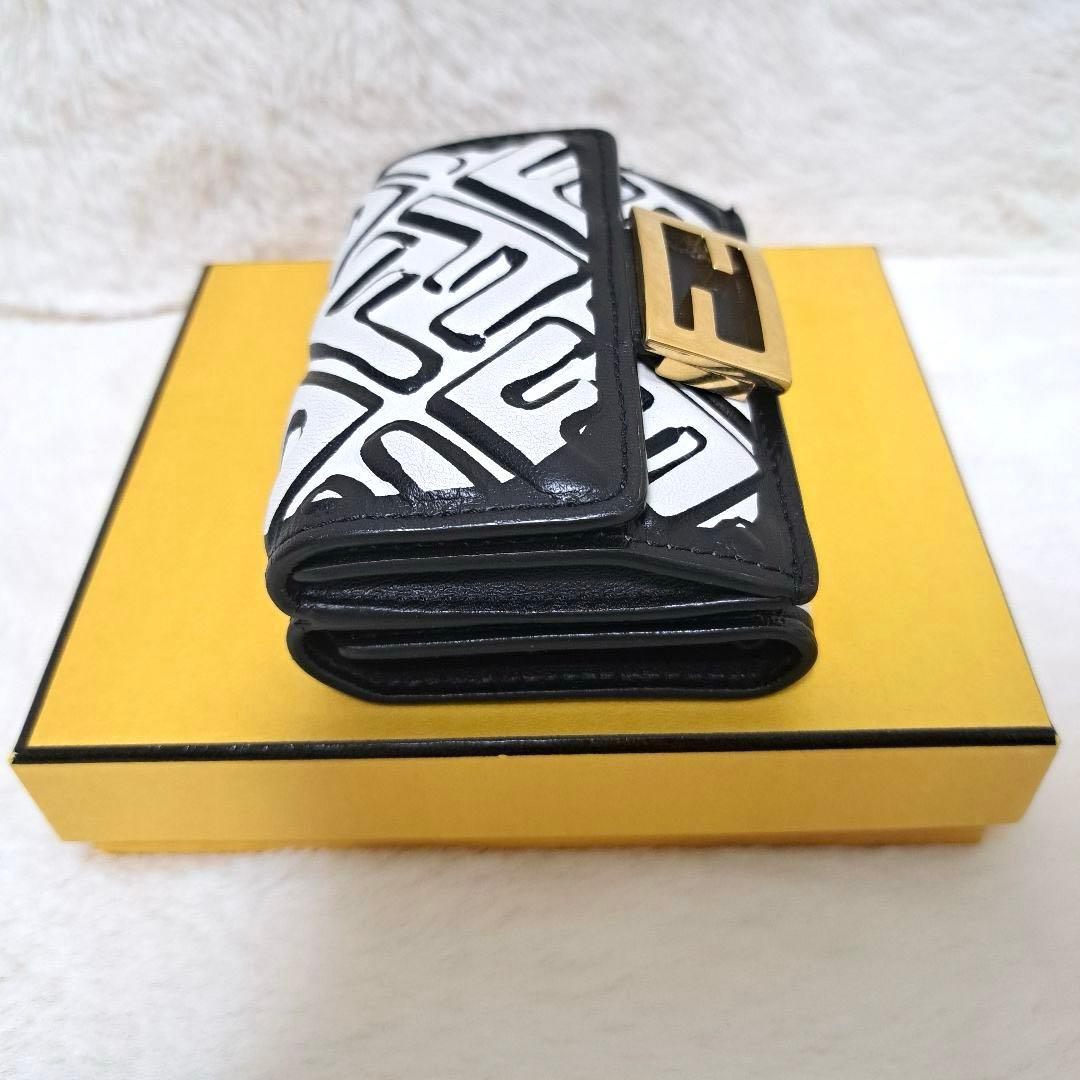 ✨極美品　希少カラー✨フェンディ　三つ折り　バゲット　エンボス　バイカラー