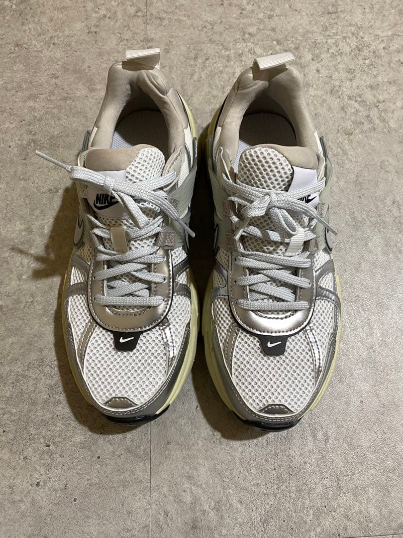 NIKE V2Kラン　シルバー　スニーカー　25cm