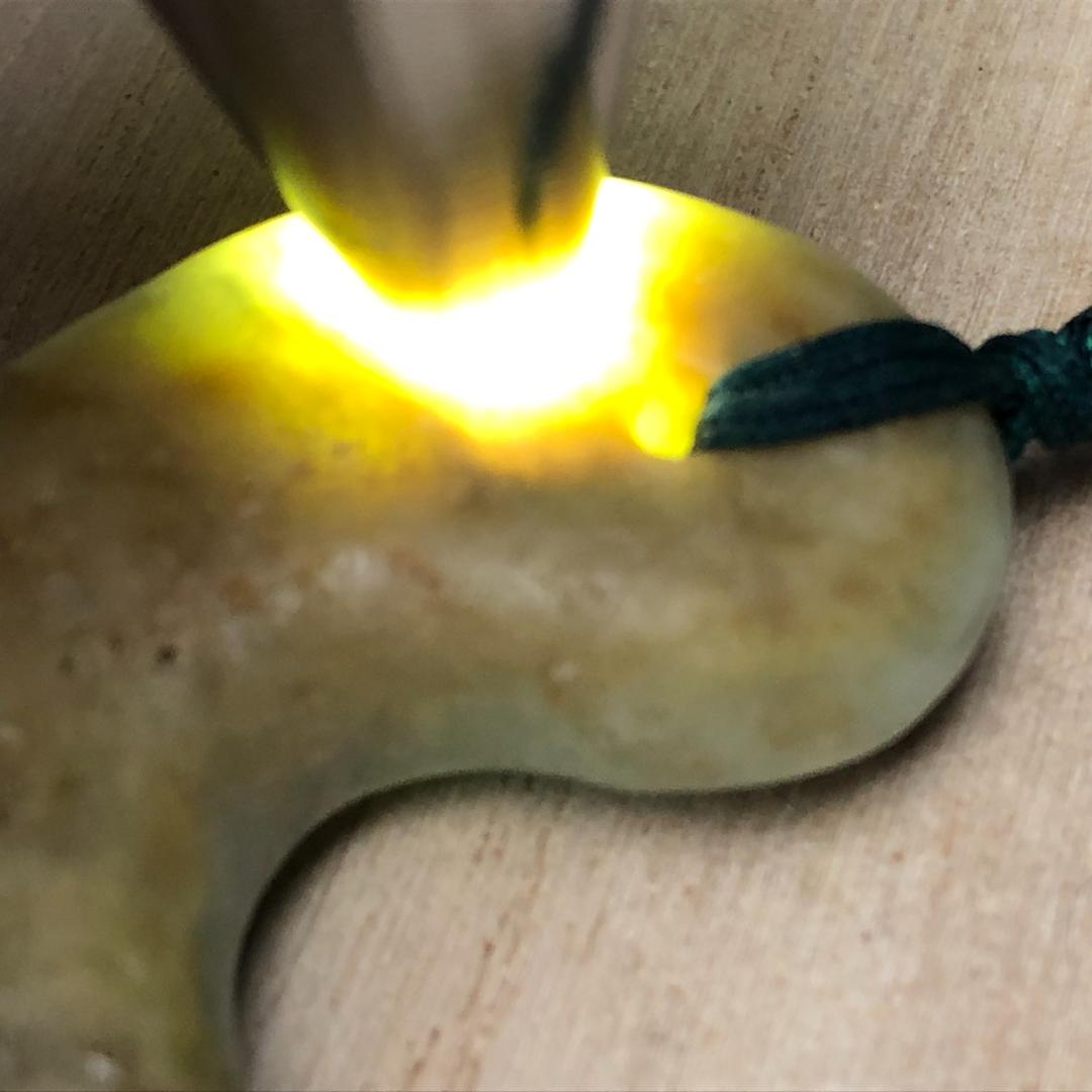 勾玉 翡翠　ヒスイ　糸魚川　翡翠　ペンダント　ケース付き