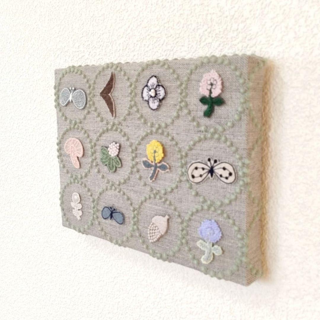 ミニ　ファブリックパネル　ミナペルホネン　タンバリン　北欧　刺繍　花　チョウチョ