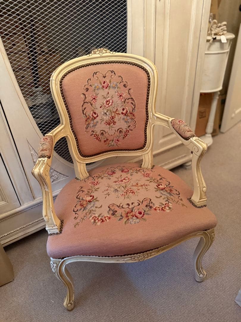 フランスアンティークピンクプチポワン肘掛け椅子チェアーホワイトフレーム