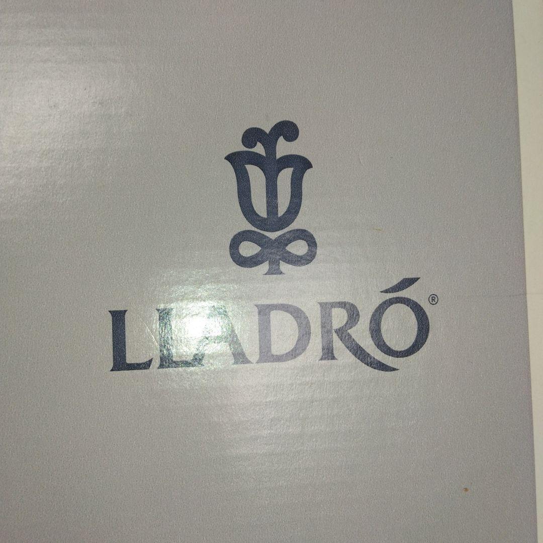 リヤドロ　紙船と犬