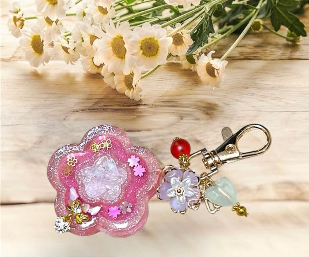 ピンクフラワー　キーホルダー　バッグチャーム　ローズクウォーツ　二液性レジン　花