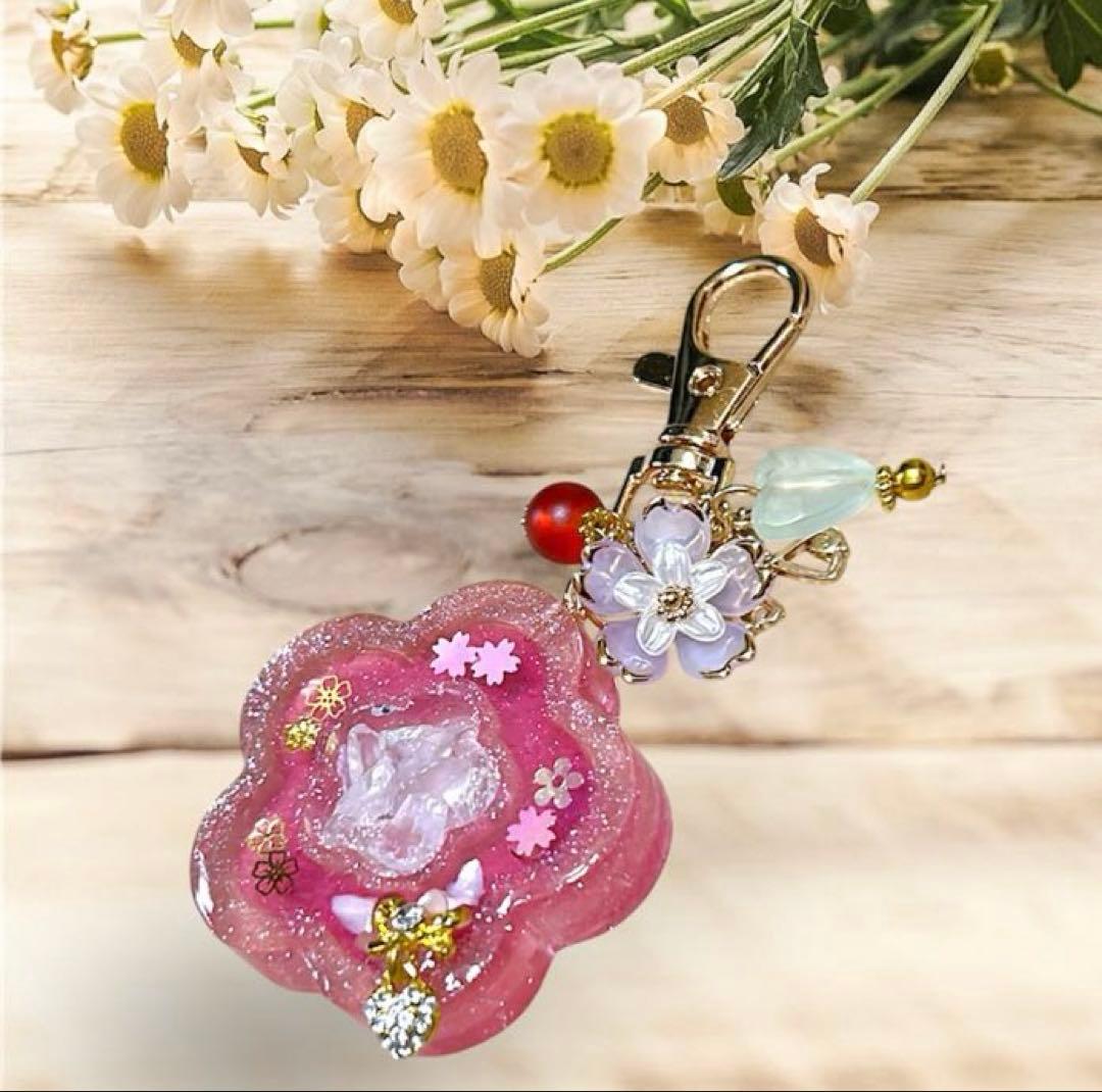 ピンクフラワー　キーホルダー　バッグチャーム　ローズクウォーツ　二液性レジン　花