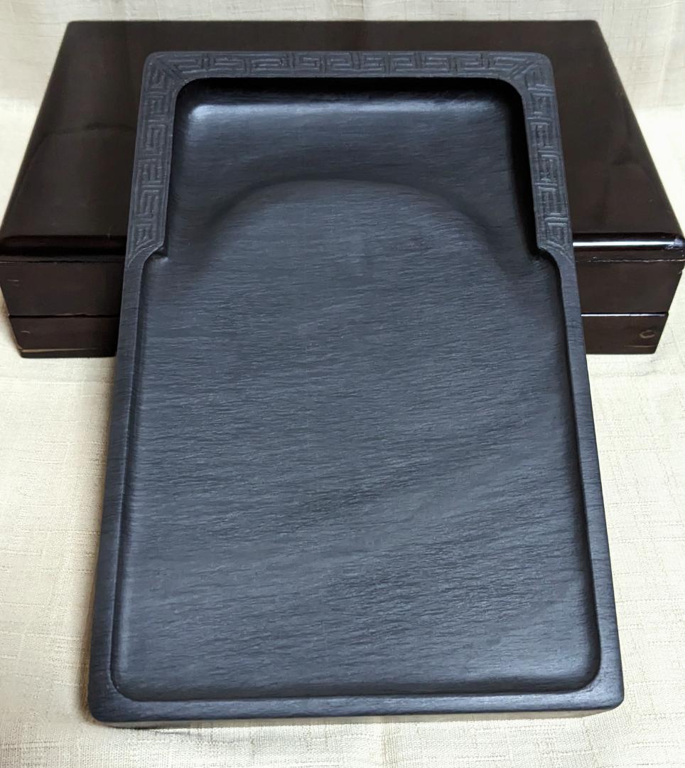 歙州硯 水波細羅紋 雷文彫刻 門字長方硯 約8吋 唐木箱付き1470g