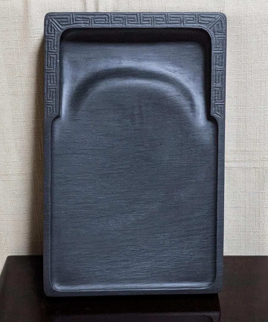 歙州硯 水波細羅紋 雷文彫刻 門字長方硯 約8吋 唐木箱付き1470g