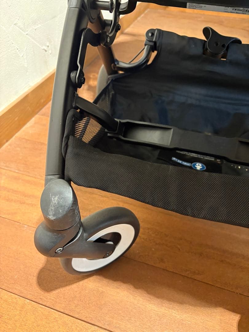 黒のベビーカー 5点式ハーネス付き