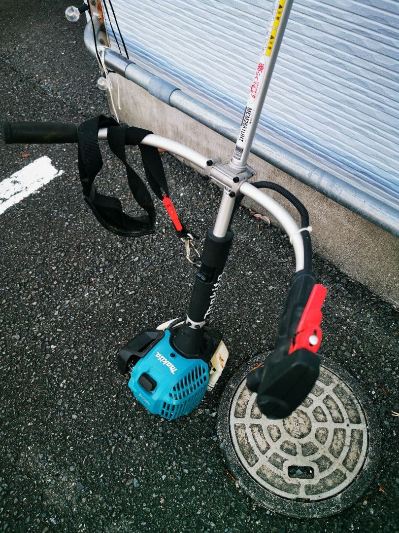 マキタガソリンMEM2651UHT 草刈機マキタでメンテ済タンク付【直接引取のみ